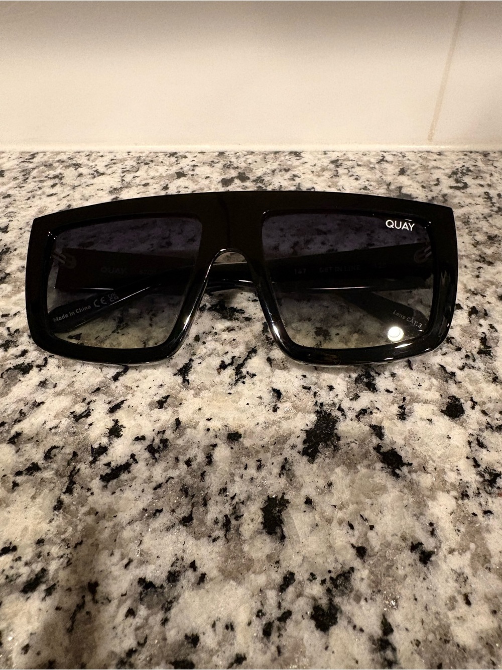 Quay Get in Line Oversized Gradient Sunglasses - Black Frame,Gradient Lenses EUC - Picture 8 of 10